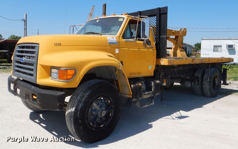 image for item DE3521 1997 Ford F800 utility bed truck with crane