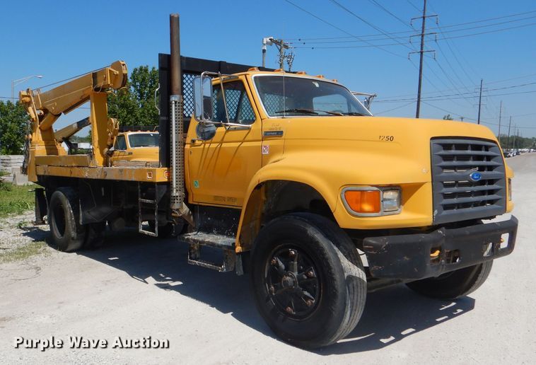 image for item DE3521 1997 Ford F800 utility bed truck with crane