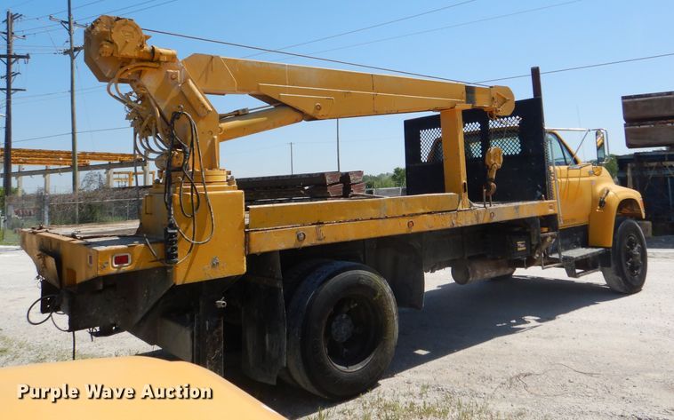 image for item DE3521 1997 Ford F800 utility bed truck with crane