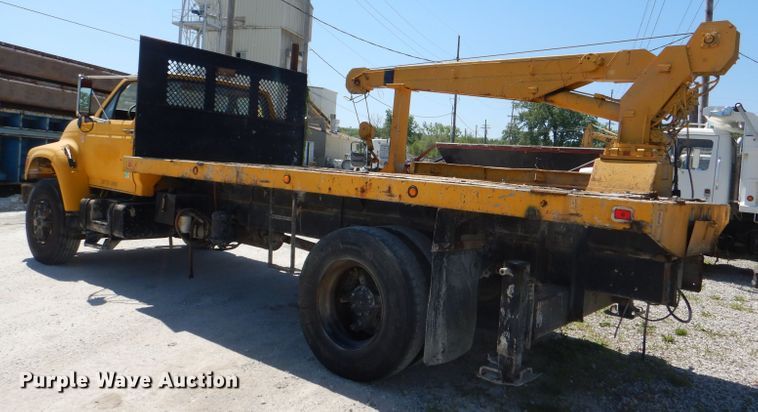 image for item DE3521 1997 Ford F800 utility bed truck with crane