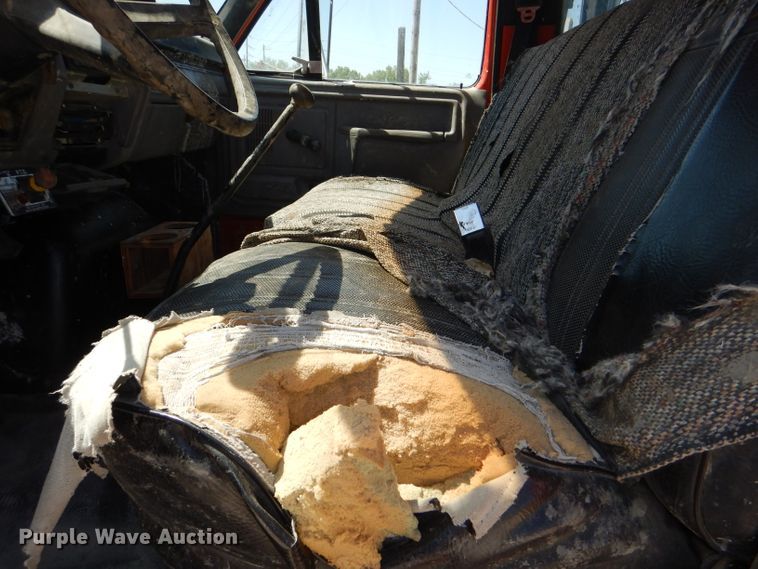 image for item DE3521 1997 Ford F800 utility bed truck with crane