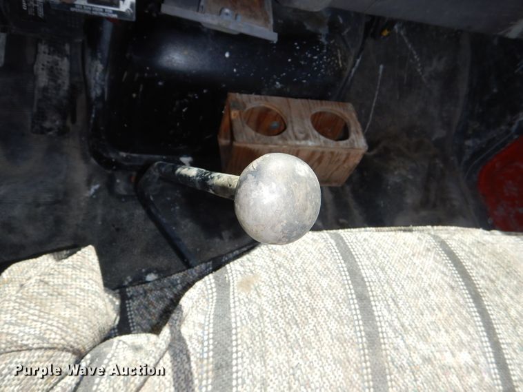 image for item DE3521 1997 Ford F800 utility bed truck with crane