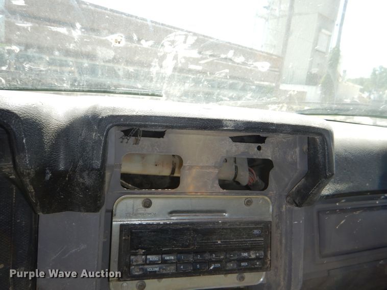 image for item DE3521 1997 Ford F800 utility bed truck with crane