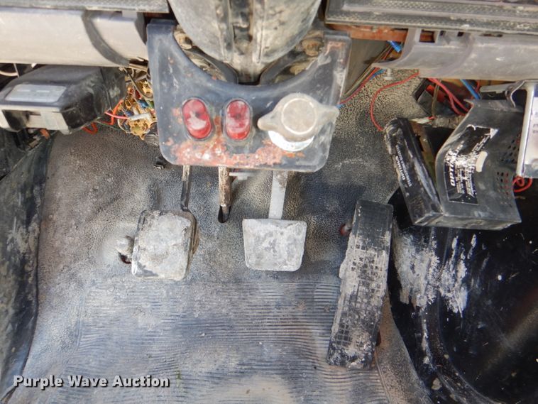 image for item DE3521 1997 Ford F800 utility bed truck with crane