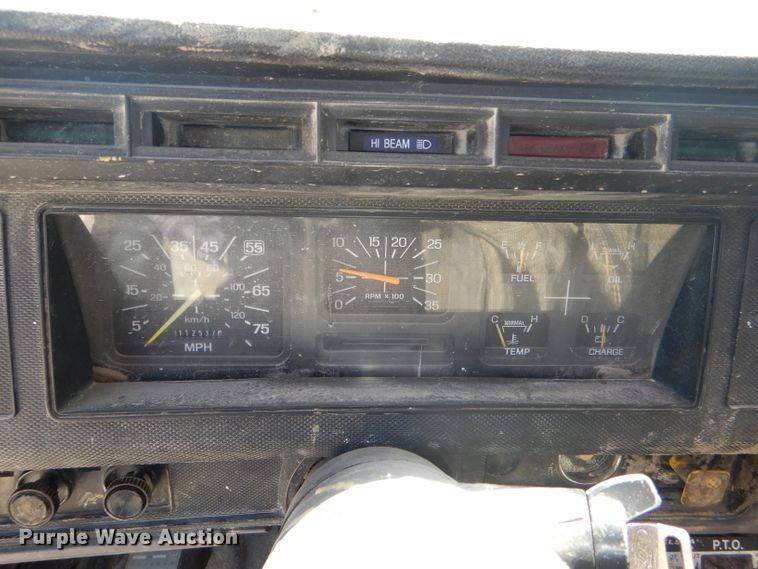 image for item DE3521 1997 Ford F800 utility bed truck with crane