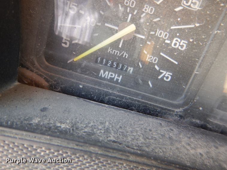 image for item DE3521 1997 Ford F800 utility bed truck with crane