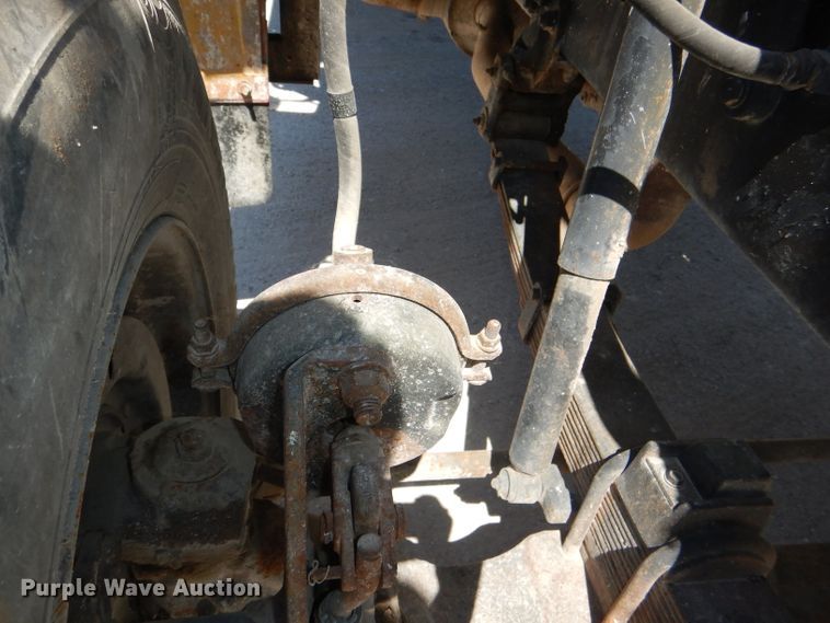 image for item DE3521 1997 Ford F800 utility bed truck with crane