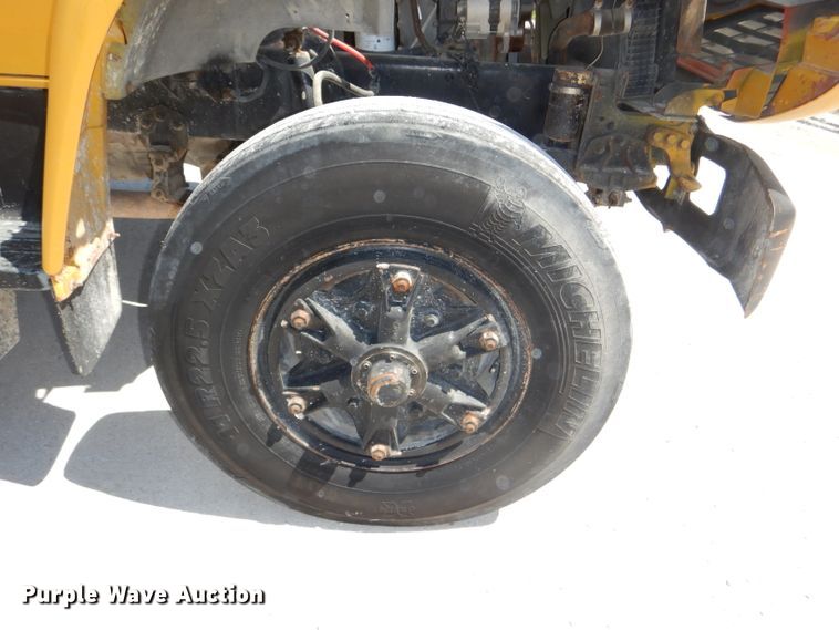 image for item DE3521 1997 Ford F800 utility bed truck with crane