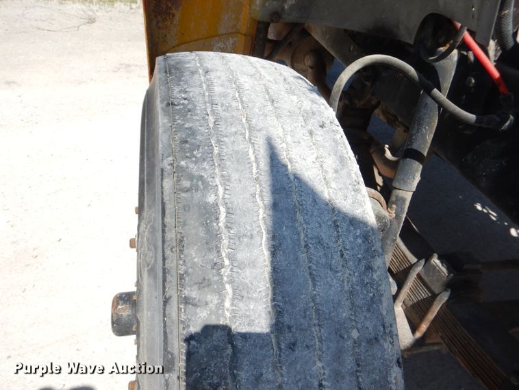 image for item DE3521 1997 Ford F800 utility bed truck with crane