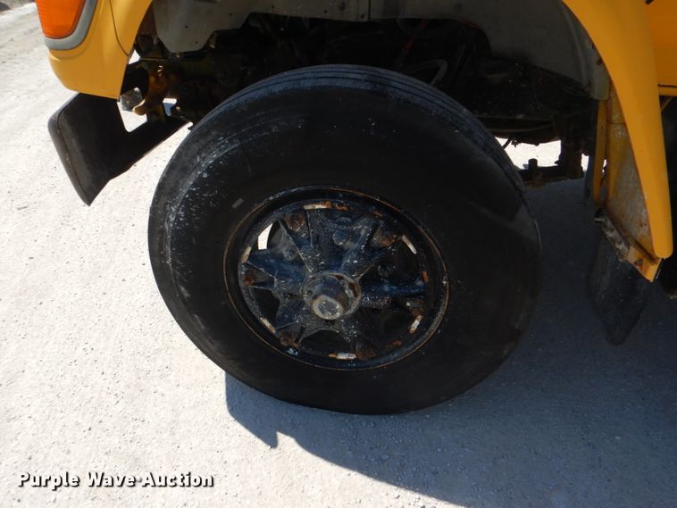 image for item DE3521 1997 Ford F800 utility bed truck with crane