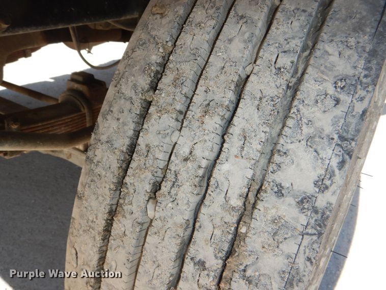 image for item DE3521 1997 Ford F800 utility bed truck with crane