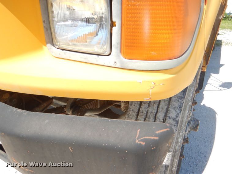 image for item DE3521 1997 Ford F800 utility bed truck with crane