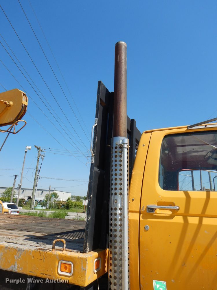 image for item DE3521 1997 Ford F800 utility bed truck with crane