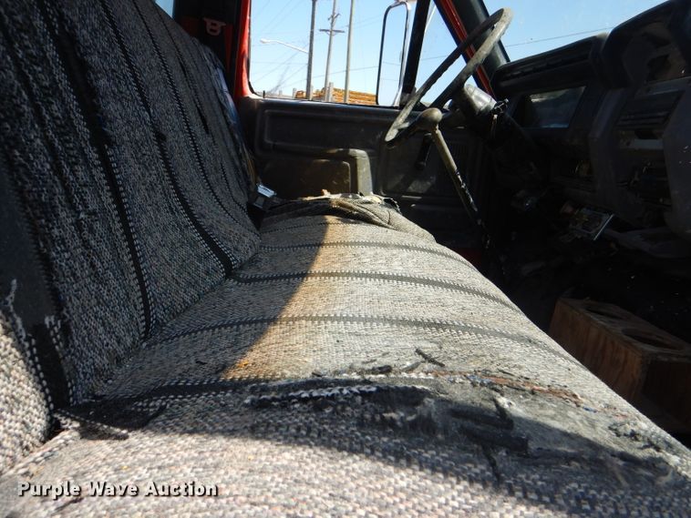 image for item DE3521 1997 Ford F800 utility bed truck with crane