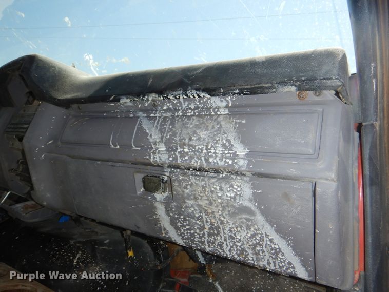 image for item DE3521 1997 Ford F800 utility bed truck with crane