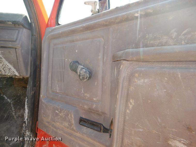 image for item DE3521 1997 Ford F800 utility bed truck with crane