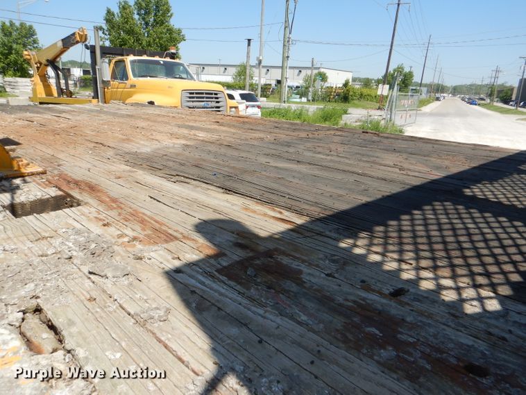 image for item DE3521 1997 Ford F800 utility bed truck with crane