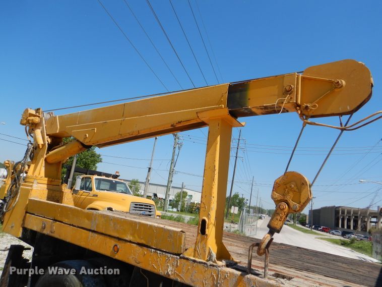 image for item DE3521 1997 Ford F800 utility bed truck with crane