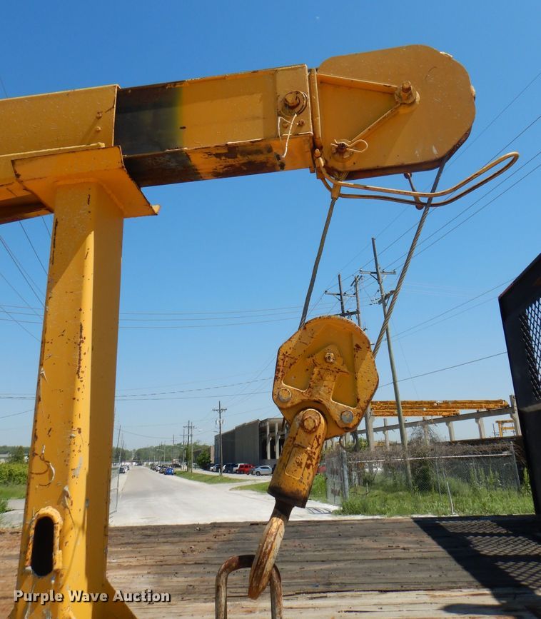 image for item DE3521 1997 Ford F800 utility bed truck with crane