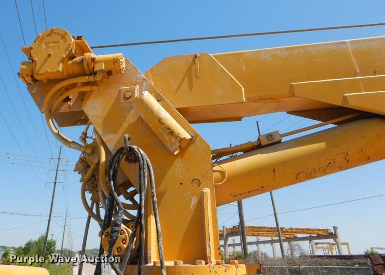 image for item DE3521 1997 Ford F800 utility bed truck with crane