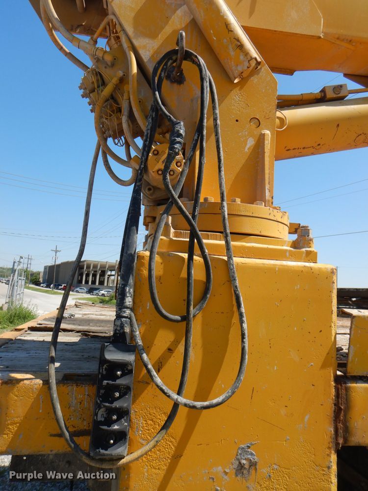 image for item DE3521 1997 Ford F800 utility bed truck with crane