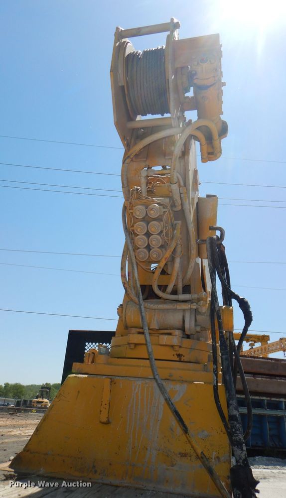 image for item DE3521 1997 Ford F800 utility bed truck with crane