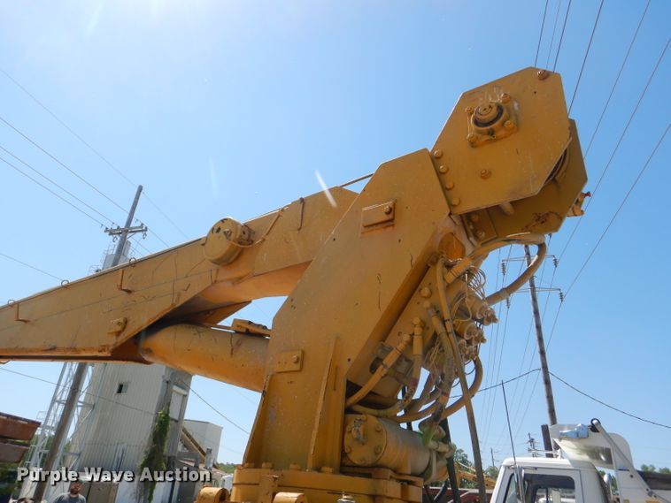 image for item DE3521 1997 Ford F800 utility bed truck with crane