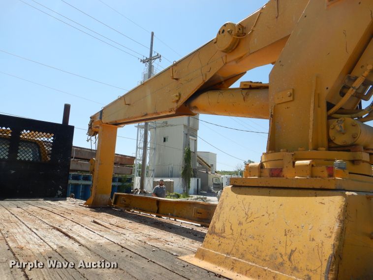 image for item DE3521 1997 Ford F800 utility bed truck with crane