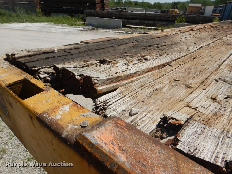 image for item DE3521 1997 Ford F800 utility bed truck with crane