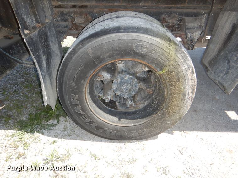 image for item DE3521 1997 Ford F800 utility bed truck with crane