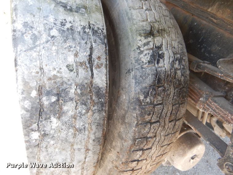 image for item DE3521 1997 Ford F800 utility bed truck with crane