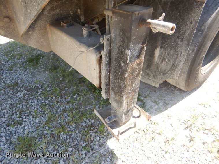 image for item DE3521 1997 Ford F800 utility bed truck with crane