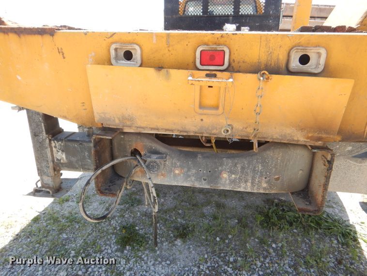 image for item DE3521 1997 Ford F800 utility bed truck with crane