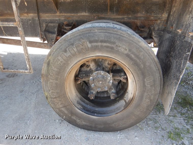 image for item DE3521 1997 Ford F800 utility bed truck with crane