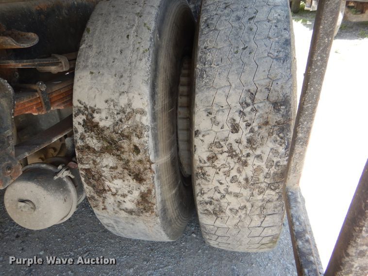 image for item DE3521 1997 Ford F800 utility bed truck with crane