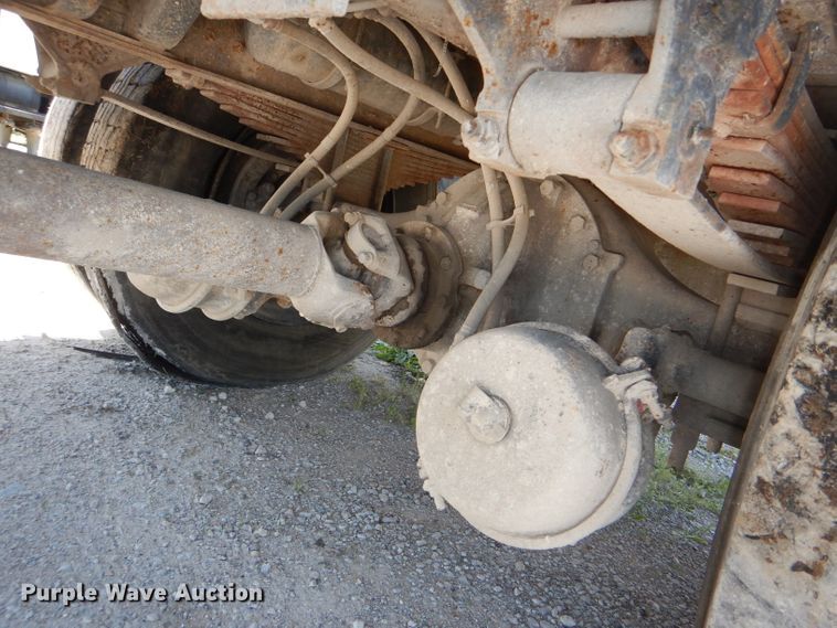 image for item DE3521 1997 Ford F800 utility bed truck with crane