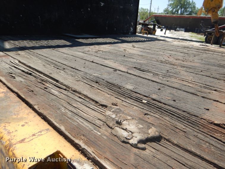 image for item DE3521 1997 Ford F800 utility bed truck with crane