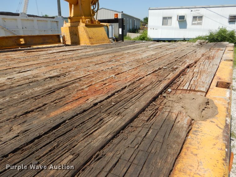 image for item DE3521 1997 Ford F800 utility bed truck with crane