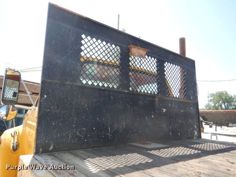 image for item DE3521 1997 Ford F800 utility bed truck with crane