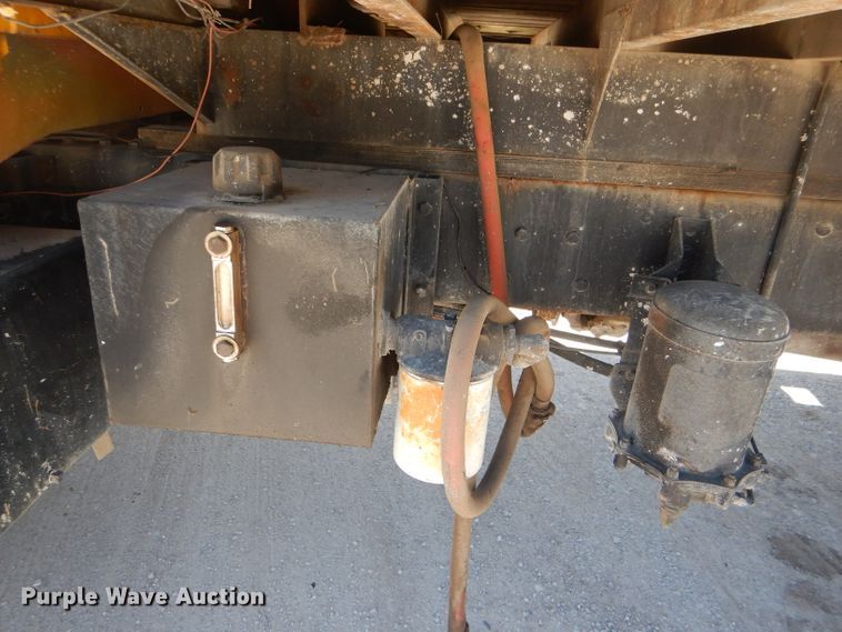 image for item DE3521 1997 Ford F800 utility bed truck with crane