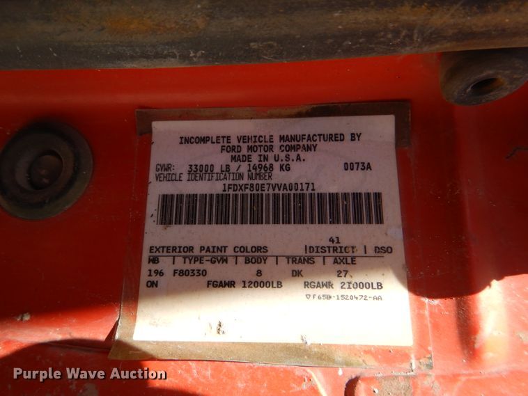 image for item DE3521 1997 Ford F800 utility bed truck with crane