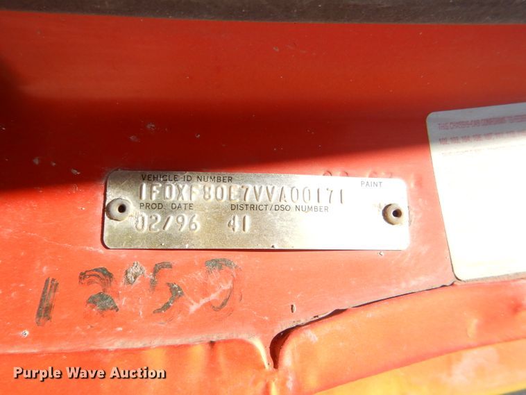 image for item DE3521 1997 Ford F800 utility bed truck with crane