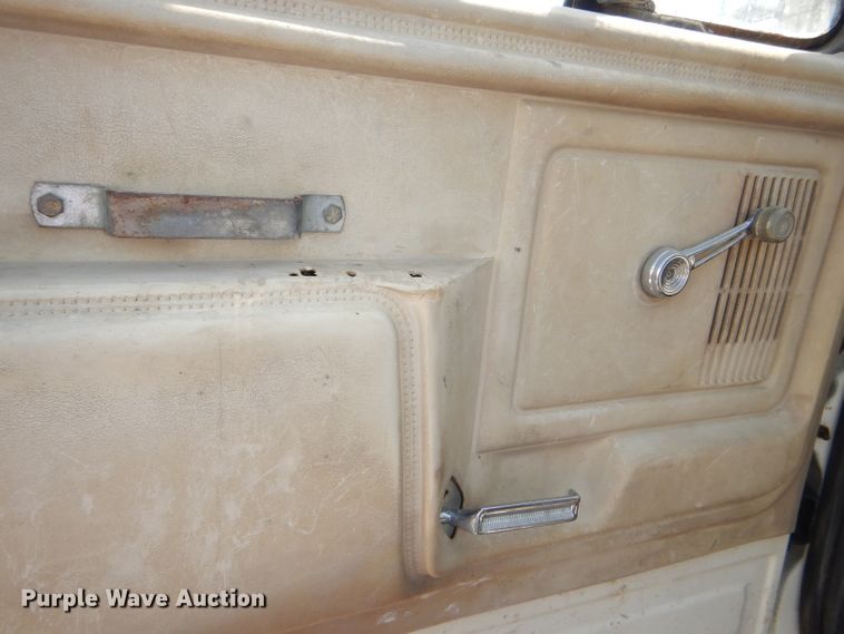 image for item DE3524 1996 Ford F800 crane truck