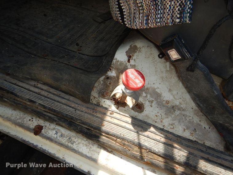 image for item DE3524 1996 Ford F800 crane truck