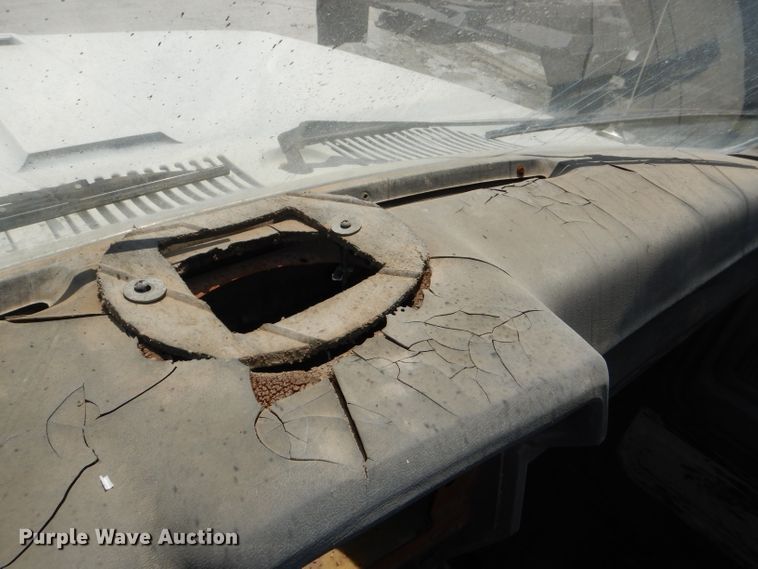 image for item DE3524 1996 Ford F800 crane truck