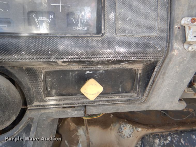 image for item DE3524 1996 Ford F800 crane truck