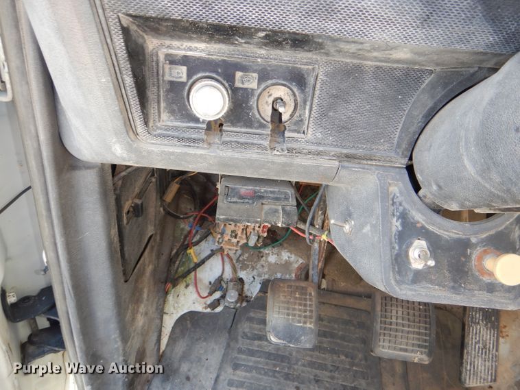 image for item DE3524 1996 Ford F800 crane truck