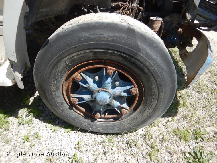 image for item DE3524 1996 Ford F800 crane truck