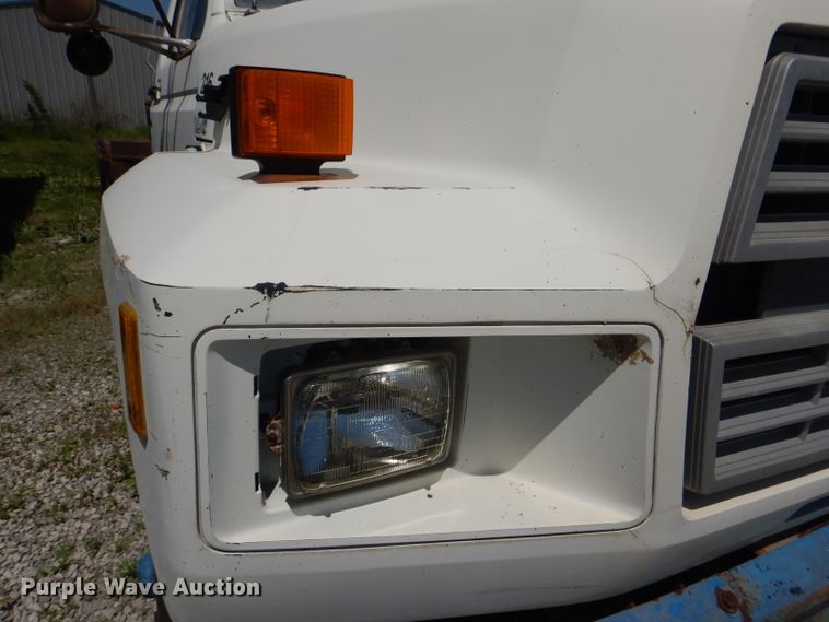 image for item DE3524 1996 Ford F800 crane truck