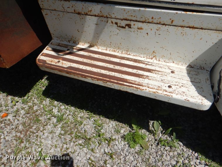 image for item DE3524 1996 Ford F800 crane truck